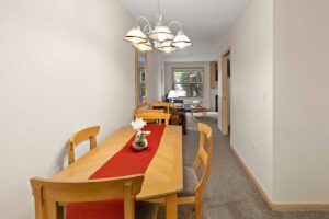 The Mill Creek Hotel Silver Suites in Lake Geneva dining room table