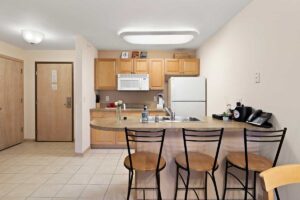 The Mill Creek Hotel Silver Suites in Lake Geneva kitchen