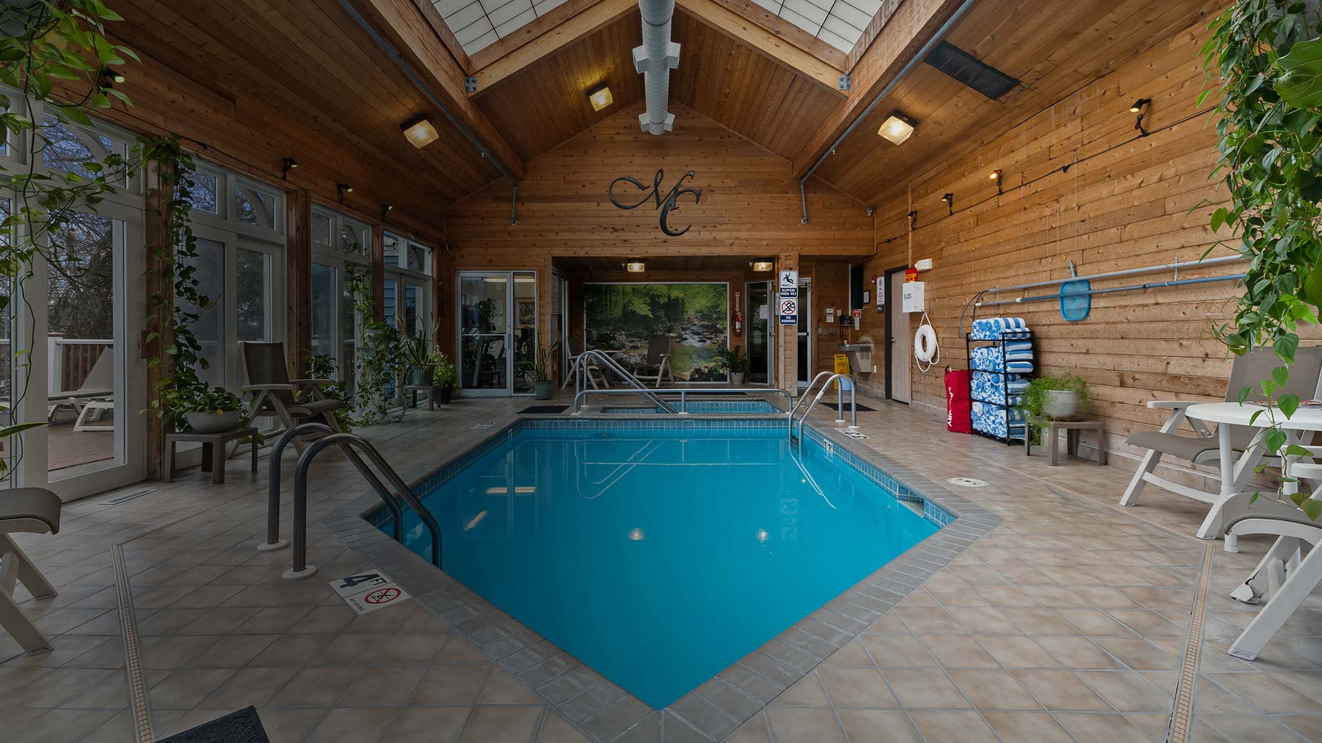 The Mill Creek Hotel in Lake Geneva, WI indoor solarium pool and whirlpool